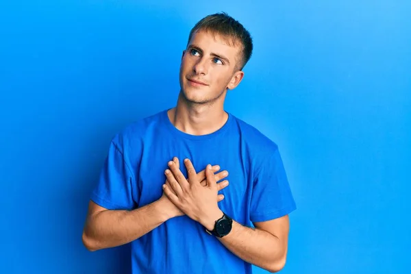 Mladý Běloch Neformální Modré Tričko Úsměvem Rukama Hrudi Zavřenýma Očima — Stock fotografie