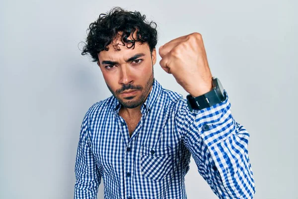 Latin Asıllı Genç Bir Adam Kızgın Kızgın Öfkeyle Bağırırken Yumruğunu — Stok fotoğraf