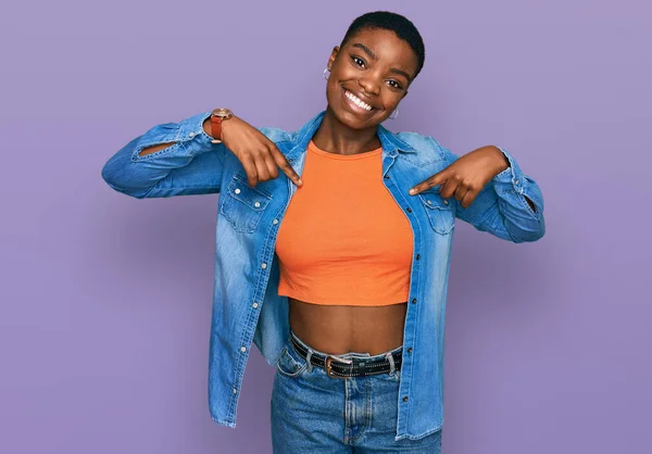 Mladá Afroameričanka Neformálním Oblečení Sebevědomá Úsměvem Tváři Ukazující Prstem Pyšným — Stock fotografie