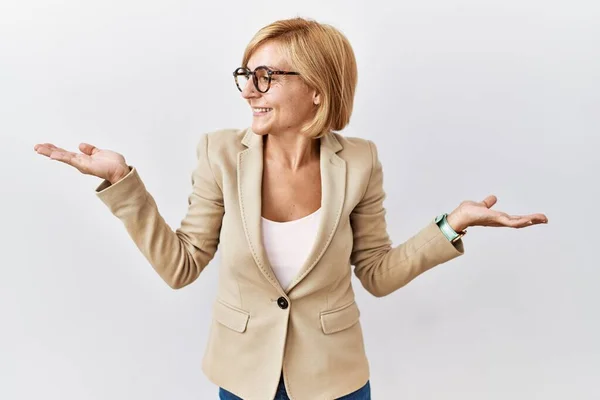 Donna Affari Bionda Mezza Età Piedi Sfondo Isolato Sorridente Mostrando — Foto Stock