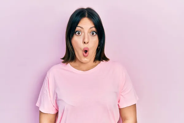 Mulher Hispânica Jovem Vestindo Camisa Rosa Casual Com Medo Chocado — Fotografia de Stock