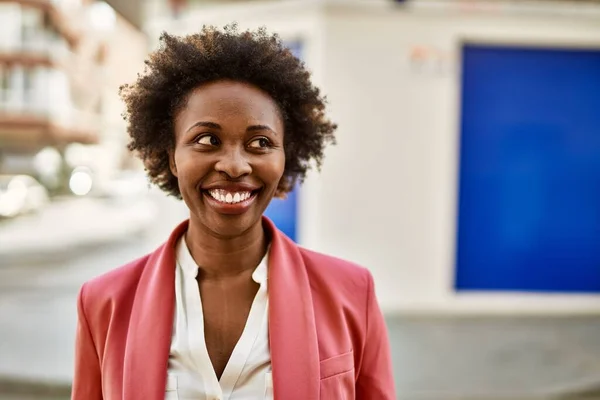 Красива Ділова Афроамериканська Жінка Афро Волоссям Усміхається Щасливим Впевненим Відкритому — стокове фото
