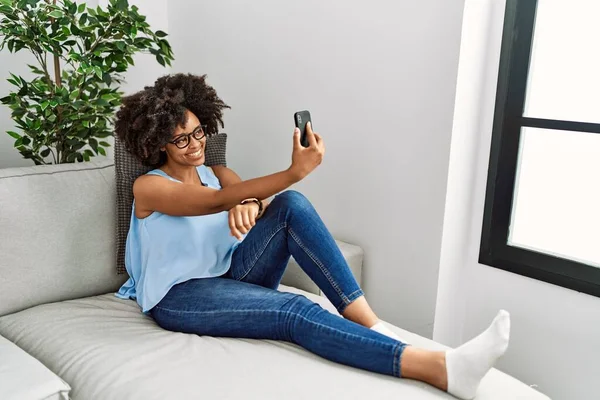 Jovem Afro Americana Sorrindo Confiante Fazer Selfie Pelo Smartphone Casa — Fotografia de Stock