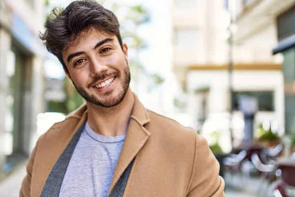 Joven Hispano Sonriendo Feliz Pie Ciudad —  Fotos de Stock