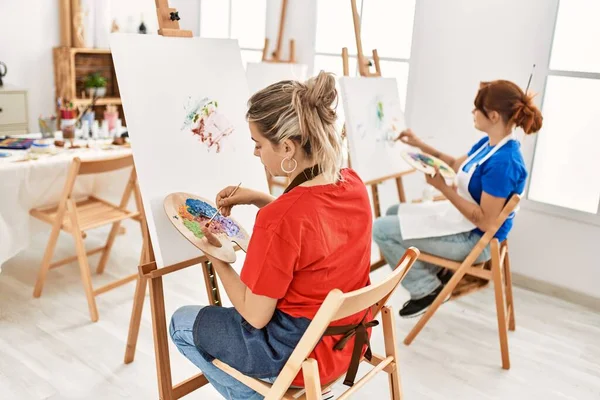 Duas Mulheres Estudante Artista Tela Traseira Pintura Escola Arte — Fotografia de Stock
