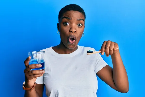 Jovem Afro Americana Segurando Vidro Enxaguatório Bucal Escova Dentes Para — Fotografia de Stock