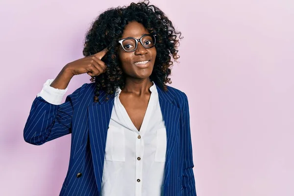 Mladá Afroameričanka Obleku Brýlích Úsměvem Ukazuje Hlavu Jedním Prstem Skvělý — Stock fotografie