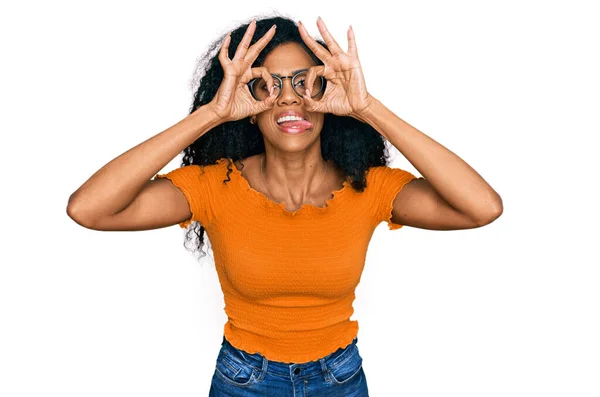 Afro Amerikaanse Vrouw Van Middelbare Leeftijd Die Casual Kleren Brillen — Stockfoto
