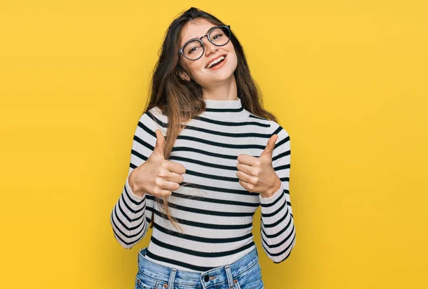 Mladý Krásný Dospívající Dívka Sobě Ležérní Oblečení Brýle Znamení Úspěchu — Stock fotografie