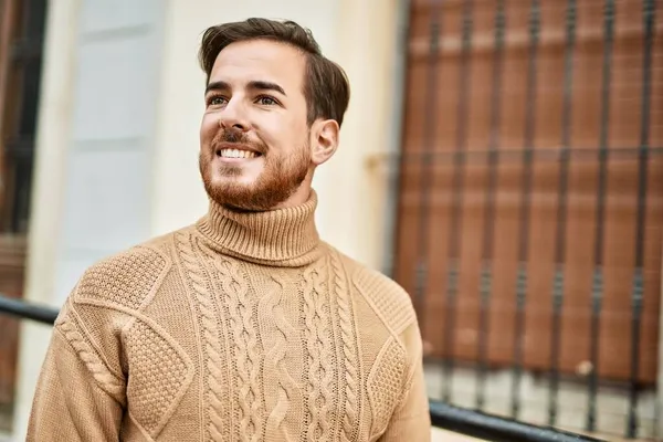 Joven Hombre Caucásico Sonriendo Feliz Pie Ciudad —  Fotos de Stock