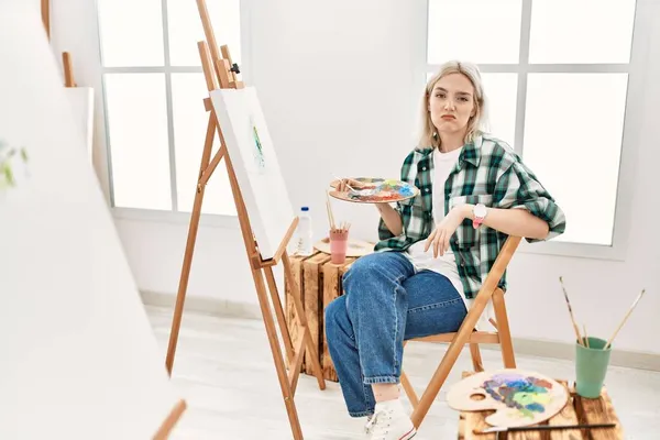若いアーティスト女性絵画上のキャンバスでアートスタジオ見て眠いと疲れて 疲労とたまり場のために疲れ 朝の怠惰な目 — ストック写真
