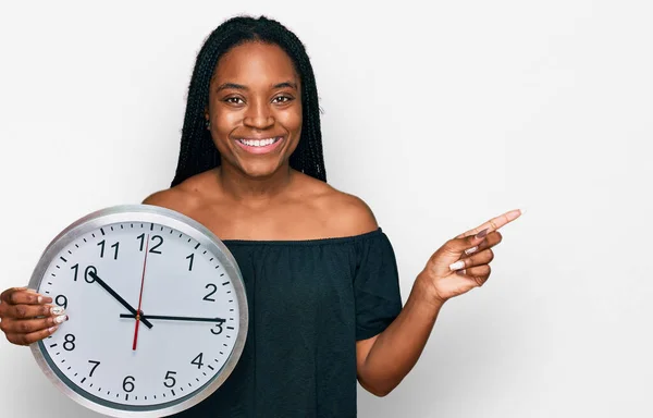 Giovane Donna Afroamericana Che Tiene Grande Orologio Sorridente Felice Indicando — Foto Stock