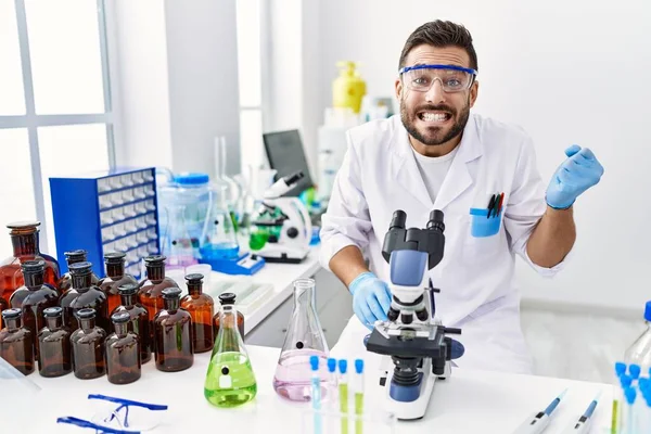 Hombre Hispano Guapo Trabajando Laboratorio Científico Gritando Orgulloso Celebrando Victoria —  Fotos de Stock