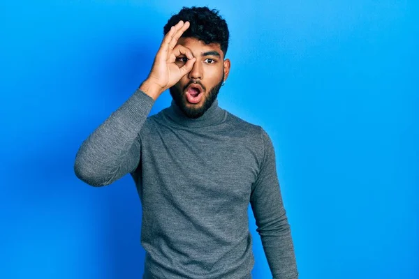 Homem Árabe Com Barba Vestindo Camisola Gola Alta Fazendo Gesto — Fotografia de Stock