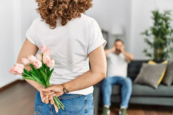 Mujer Sorprendiendo Marido Con Flores Casa — Foto de Stock