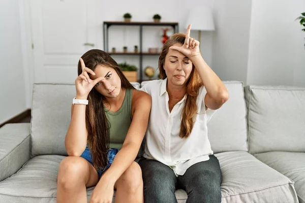 Moeder Dochter Samen Zittend Bank Thuis Lachen Mensen Met Vingers — Stockfoto