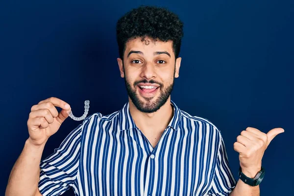 Ung Arabisk Man Med Skägg Håller Osynlig Linje Ortodonti Och — Stockfoto