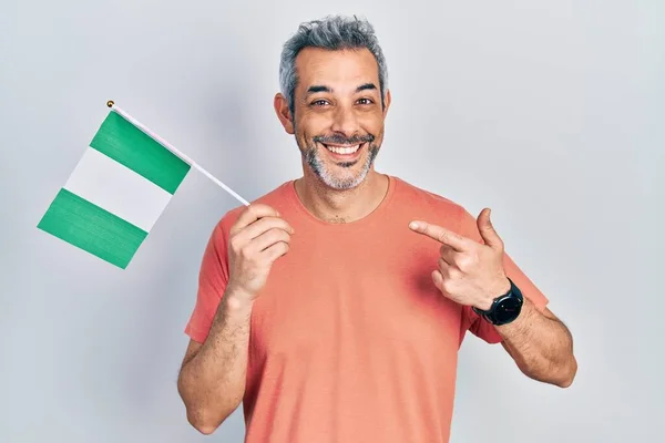 Snygg Medelålders Man Med Grått Hår Håller Nigeria Flagga Ler — Stockfoto
