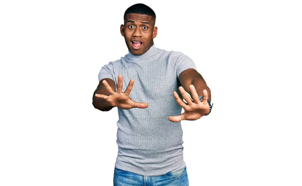 Junger Schwarzer Mann Lässigem Shirt Macht Stop Geste Mit Handflächen — Stockfoto