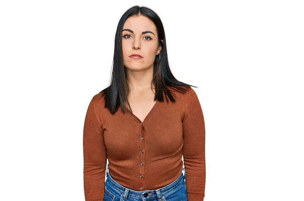 Junge Hispanische Frau Lässiger Kleidung Entspannt Mit Ernstem Gesichtsausdruck Einfacher — Stockfoto