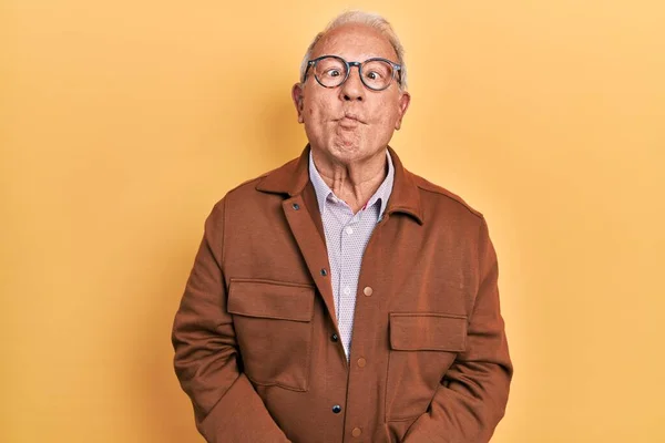 Starší Muž Šedivými Vlasy Neformální Bundě Brýlích Dělá Rybí Obličej — Stock fotografie