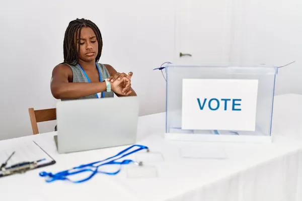 Νεαρή Αφροαμερικανίδα Που Εργάζεται Στις Πολιτικές Εκλογές Κάθεται Ψηφοδέλτιο Ελέγχοντας — Φωτογραφία Αρχείου