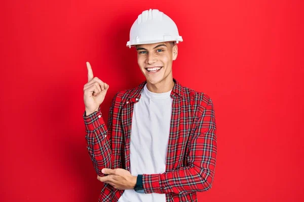 Jovem Hispânico Homem Vestindo Arquiteto Hardhat Sorrindo Feliz Apontando Com — Fotografia de Stock