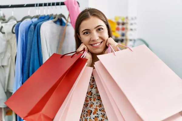 Ung Latinamerikansk Kvinna Ler Säker Hålla Shoppingväskor Kläder Butik — Stockfoto