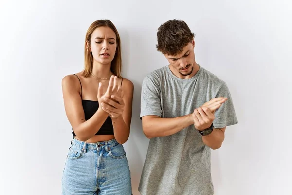 Young Beautiful Couple Standing Together Isolated Background Suffering Pain Hands — 图库照片