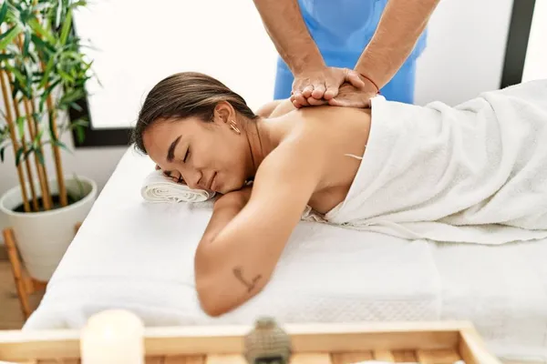 Latina Uomo Donna Indossa Fisioterapia Uniforme Avendo Sessione Riabilitazione Massaggiare — Foto Stock