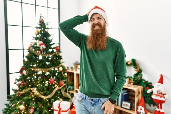 Zrzavý Muž Dlouhými Vousy Vánočním Kloboukem Vánočního Stromku Zmatený Přemýšlí — Stock fotografie