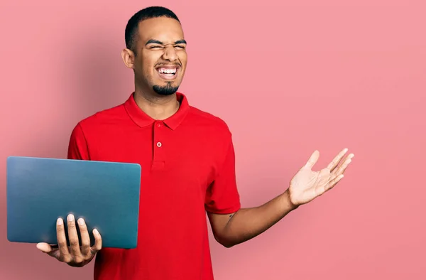 Hombre Afroamericano Joven Que Trabaja Usando Computadora Portátil Celebrando Victoria —  Fotos de Stock