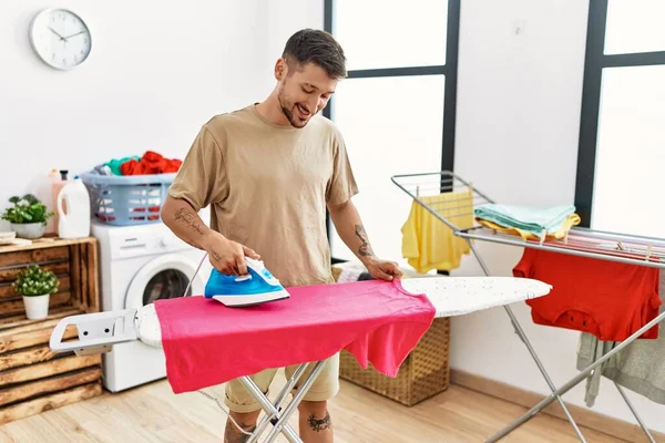 Joven Hombre Hispano Sonriente Seguro Planchado Lavandería — Foto de Stock