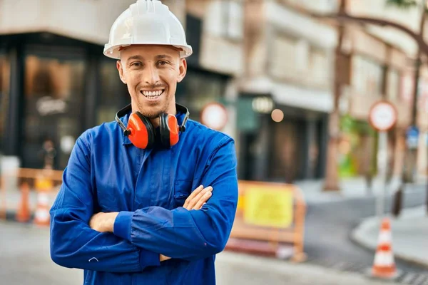 Junger Kaukasischer Arbeiter Lächelt Glücklich Uniform Über Die Stadt — Stockfoto