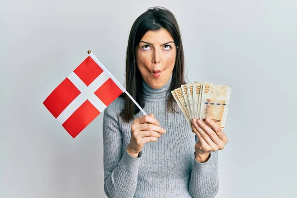 Ung Latinamerikansk Kvinna Håller Danmark Flagga Och Krone Sedlar Gör — Stockfoto