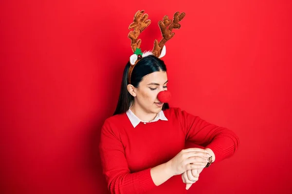 Mladá Hispánka Nosí Jelení Vánoční Čepici Červený Nos Kontroluje Čas — Stock fotografie