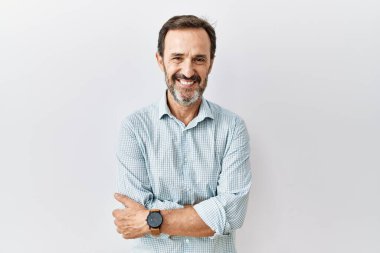 Orta yaşlı, sakallı, izole edilmiş, mutlu yüzü olan, kollarını kavuşturup kameraya bakan İspanyol bir adam. pozitif kişi. 