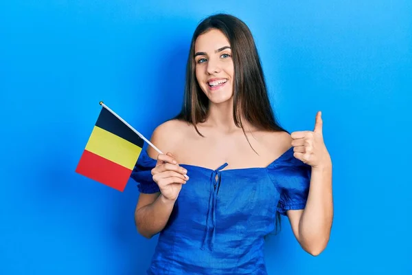 Joven Morena Adolescente Sosteniendo Bandera Bélgica Sonriendo Feliz Positivo Pulgar —  Fotos de Stock