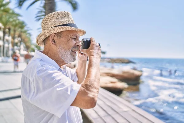 Senior Man Ler Säker Bär Sommar Hatt Med Hjälp Kamera — Stockfoto