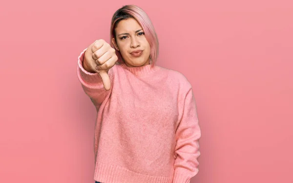 Mulher Hispânica Com Cabelo Rosa Vestindo Camisola Inverno Casual Olhando — Fotografia de Stock