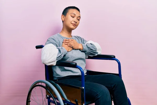 Красивая Латиноамериканка Короткими Волосами Сидящая Инвалидном Кресле Улыбаясь Руками Груди — стоковое фото