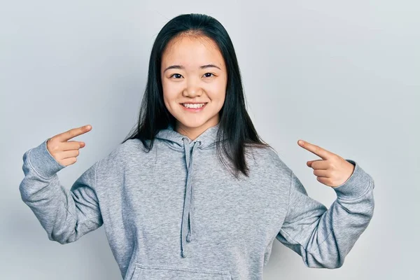 Молодая Китаянка Повседневной Одежде Выглядит Уверенно Улыбкой Лице Указывая Себя — стоковое фото