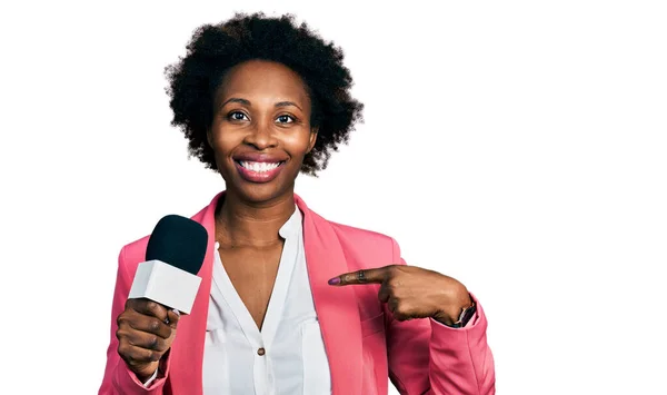 Afroamerikanerin Mit Afro Haaren Hält Reportermikrofon Der Hand Und Zeigt — Stockfoto