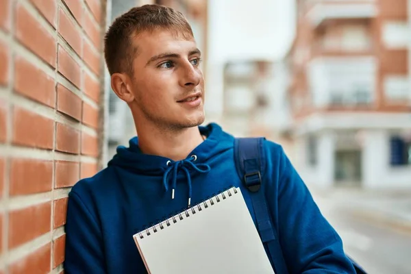 Jovem Estudante Loira Sorrindo Feliz Segurando Notebook Universidade — Fotografia de Stock