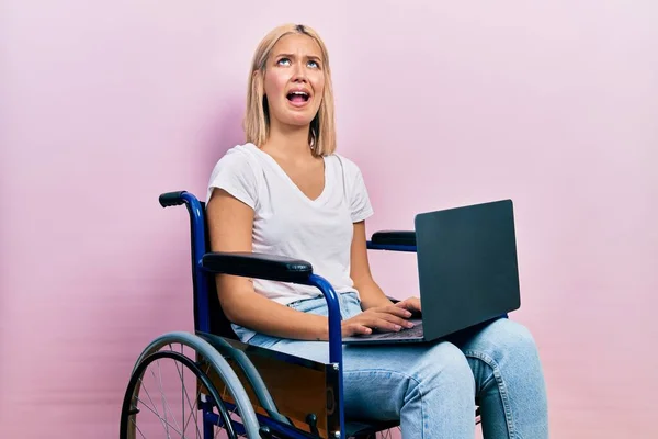Красивая Блондинка Сидящая Инвалидном Кресле Держит Руках Ноутбук Злой Безумный — стоковое фото