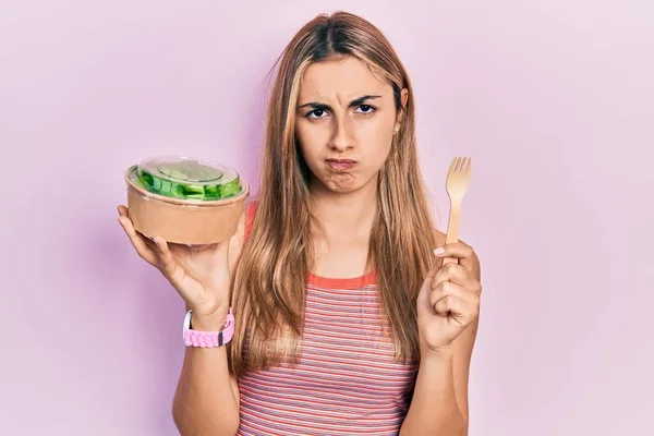 Bella Donna Ispanica Mangiare Insalata Scettico Nervoso Accigliato Sconvolto Causa — Foto Stock