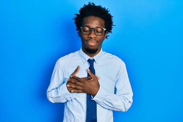 Jovem Afro Americano Vestindo Roupas Negócios Sorrindo Com Mãos Peito — Fotografia de Stock