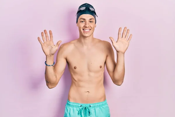 Jonge Spaanse Man Draagt Zwemkleding Een Zwembril Die Met Zijn — Stockfoto