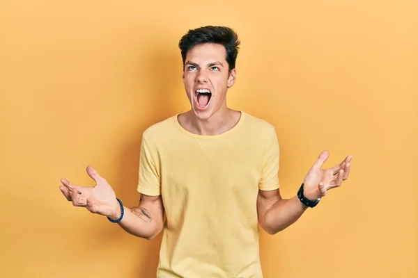 Νεαρός Ισπανός Που Φοράει Κίτρινο Μπλουζάκι Τρελός Και Τρελός Φωνάζοντας — Φωτογραφία Αρχείου