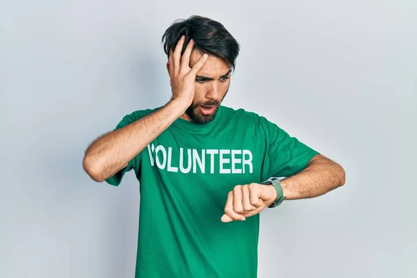 Νεαρός Ισπανός Που Φοράει Εθελοντικό Μπλουζάκι Κοιτάζοντας Την Ώρα Του — Φωτογραφία Αρχείου